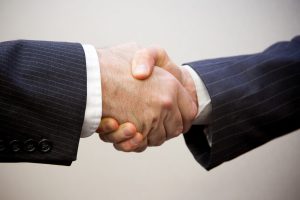 image poignée de main entre deux hommes